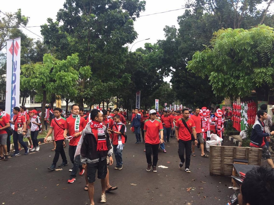 Phung phí nhiều cơ hội, đội tuyển Việt Nam thất bại trước Indonesia - 7
Người hâm mộ Indonesia đã sẵn sàng cho buổi tối rực lửa tại Pakansari