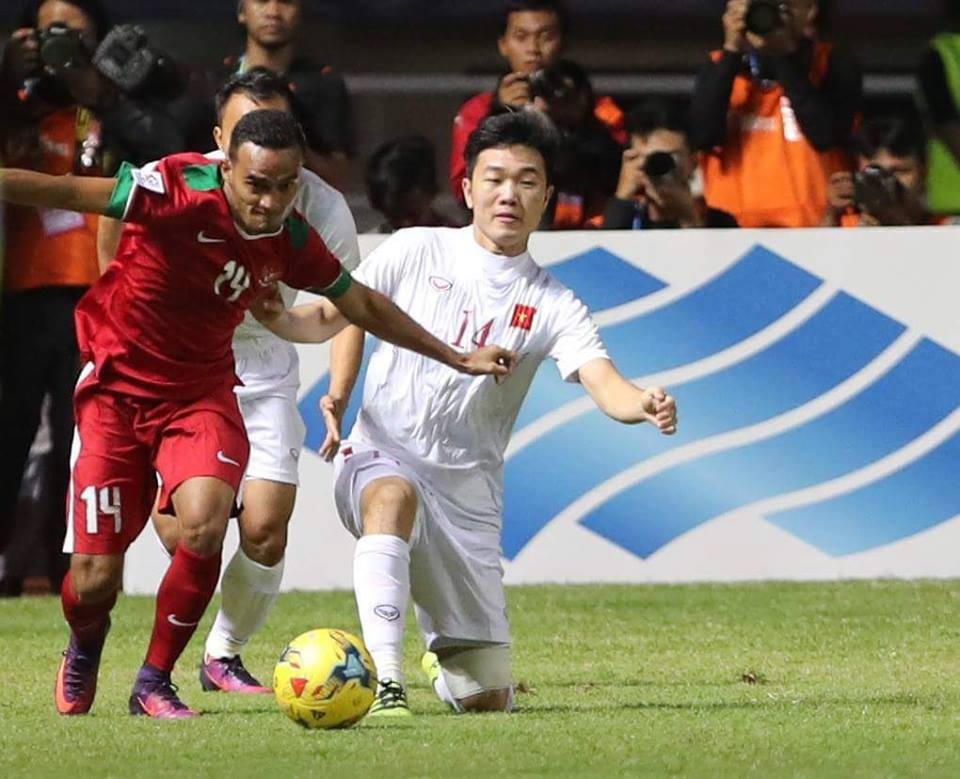 Phung phí nhiều cơ hội, đội tuyển Việt Nam thất bại trước Indonesia - 4
Xuân Trường bị hậu vệ Indonesia kèm rất chặt