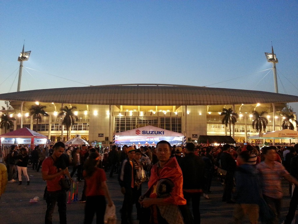 
Bầu không khí tại sân Mỹ Đình khá sôi động
