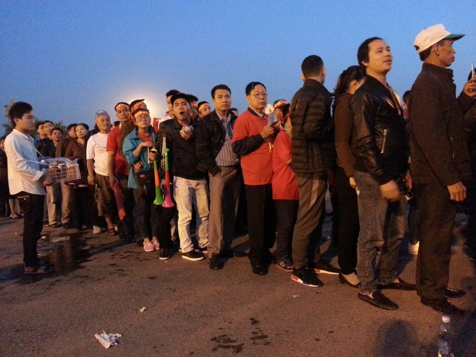 
Cổ đông viên xếp hàng chờ vào sân lúc 18h tối
