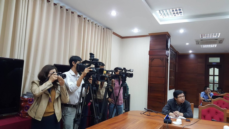 Vụ nổ tại Công an tỉnh: 6 chiến sĩ thương vong, không phải khủng bố - 4
Phóng viên các báo, đài tác nghiệp tại cuộc họp báo.