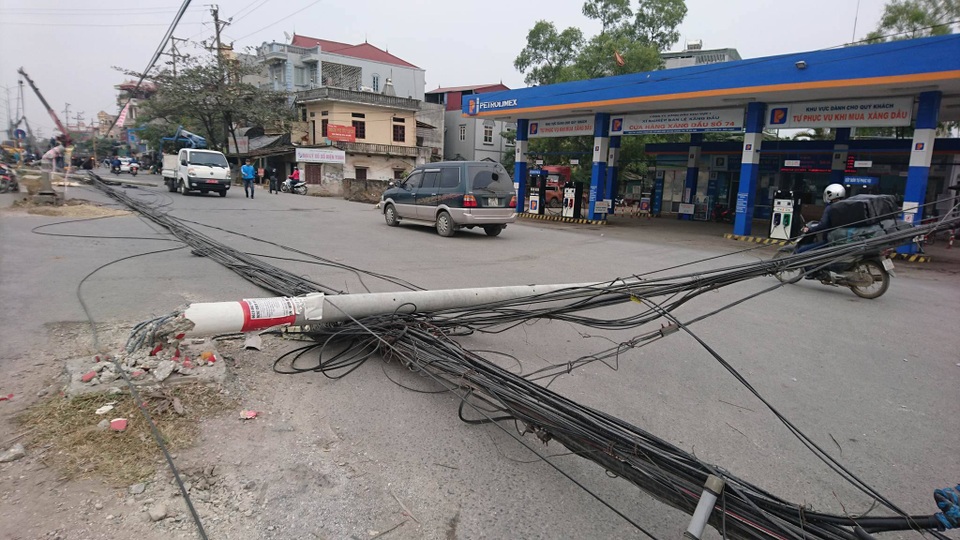Hà Nội: Hàng loạt cột điện bị "hạ gục", giao thông ùn tắc kéo dài - 1