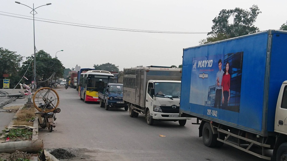 Hà Nội: Hàng loạt cột điện bị "hạ gục", giao thông ùn tắc kéo dài - 4