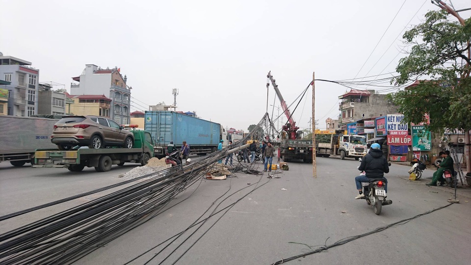 Hà Nội: Hàng loạt cột điện bị "hạ gục", giao thông ùn tắc kéo dài - 5