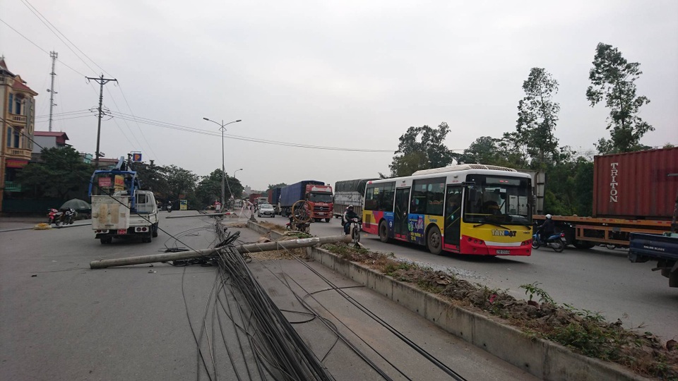Hà Nội: Hàng loạt cột điện bị "hạ gục", giao thông ùn tắc kéo dài - 6