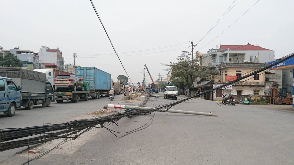 Hà Nội: Hàng loạt cột điện bị "hạ gục", giao thông ùn tắc kéo dài - 7
