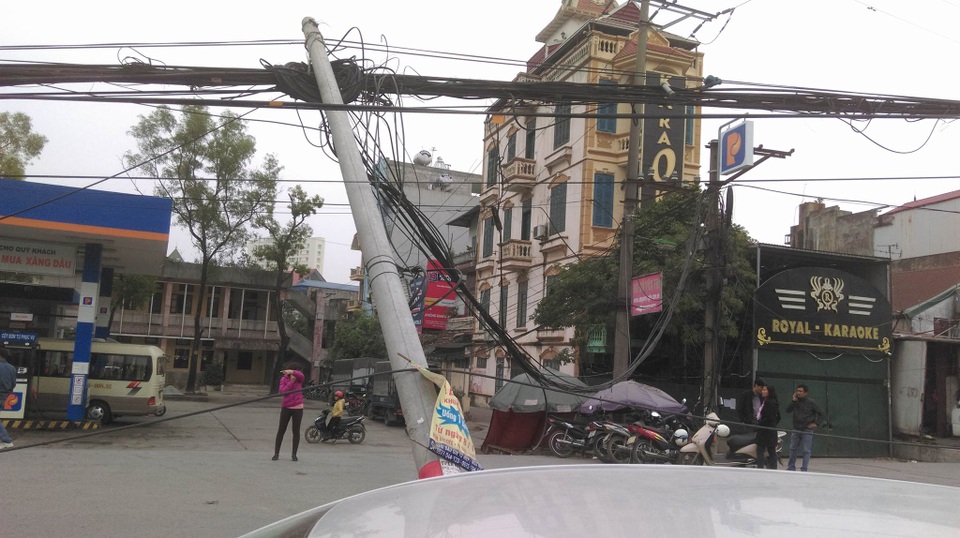 Hà Nội: Hàng loạt cột điện bị "hạ gục", giao thông ùn tắc kéo dài - 8