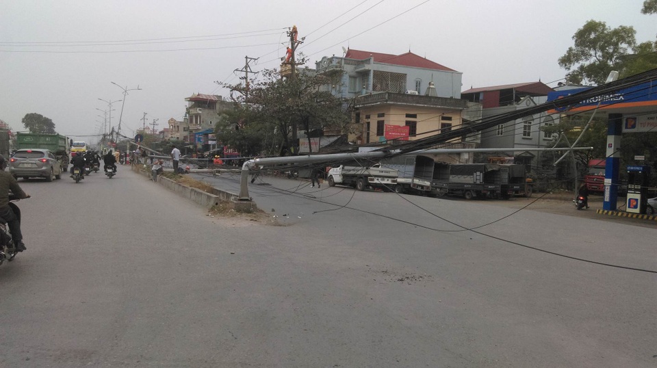 Hà Nội: Hàng loạt cột điện bị "hạ gục", giao thông ùn tắc kéo dài - 9