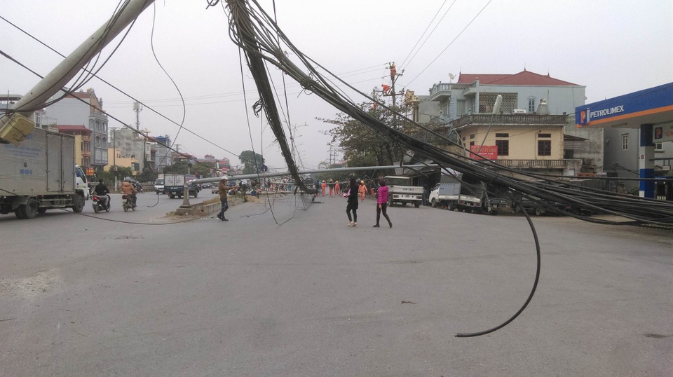 
Hiện trường gây ùn tắc, đang được khắc phục vào đầu giờ chiều nay.
