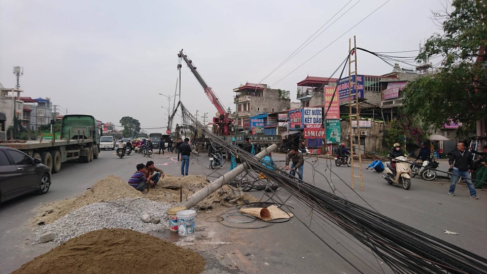 Hà Nội: Hàng loạt cột điện bị "hạ gục", giao thông ùn tắc kéo dài - 3