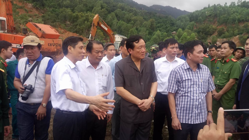 Lở núi ở Nha Trang, 4 người tử vong - 1
Chánh án Tòa án Nhân dân tối cao Nguyễn Hòa Bình tới hiện trường vụ sạt lở.