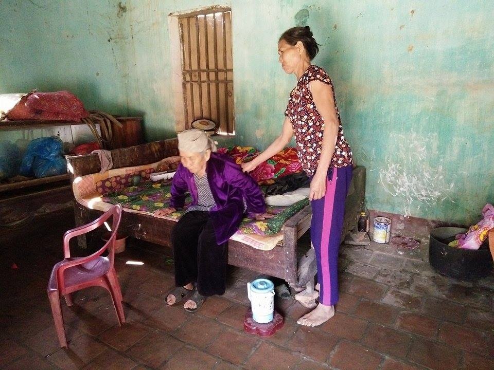 Thương xót chàng thanh niên bị tai nạn lao động nhiều lần phải bỏ viện về nhà - 7 Bao năm khốn khổ chăm sóc mẹ chồng mù, con điên dại, mẹ Tình lại tiếp tục gánh nỗi bất hạnh con trai bị tai nạn liệt toàn thân