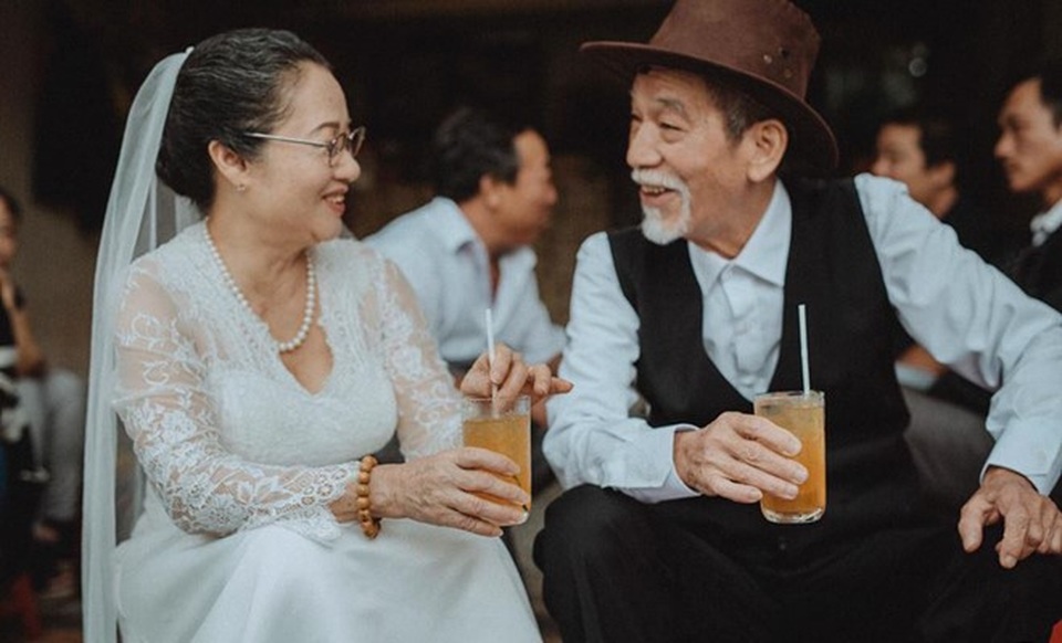 Bộ ảnh cưới gây sốt của vợ chồng nghệ sĩ U80 Mai Ngọc Căn - 9 Cũng trà chanh vỉa hè, cũng nắm chặt tay nhau mỗi khi qua đường... tình yêu của họ khiến giới trẻ phải trầm trồ ngưỡng mộ.