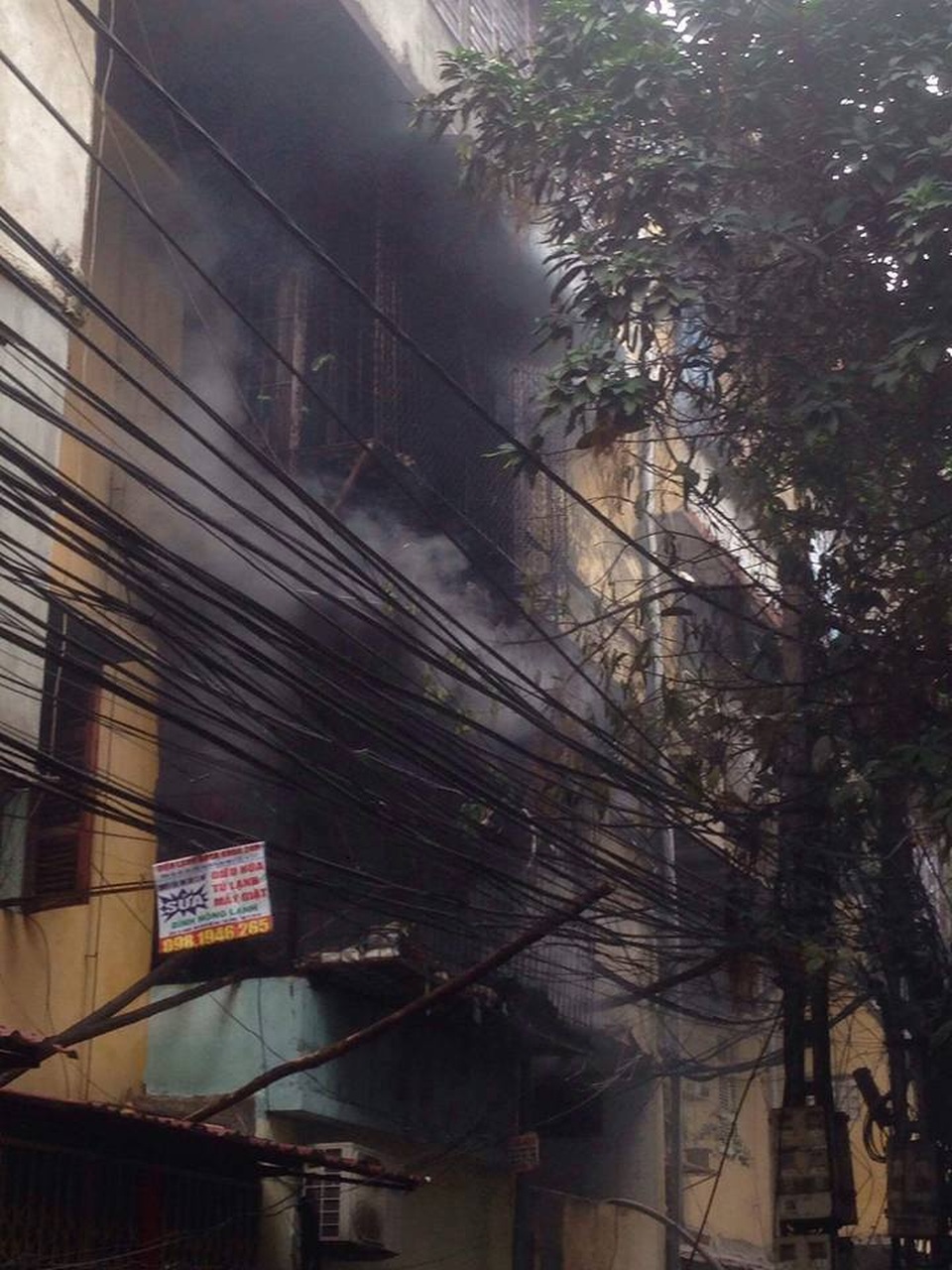 
Cụ ông 76 tuổi trong ngôi nhà cháy được đưa ra ngoài an toàn.
