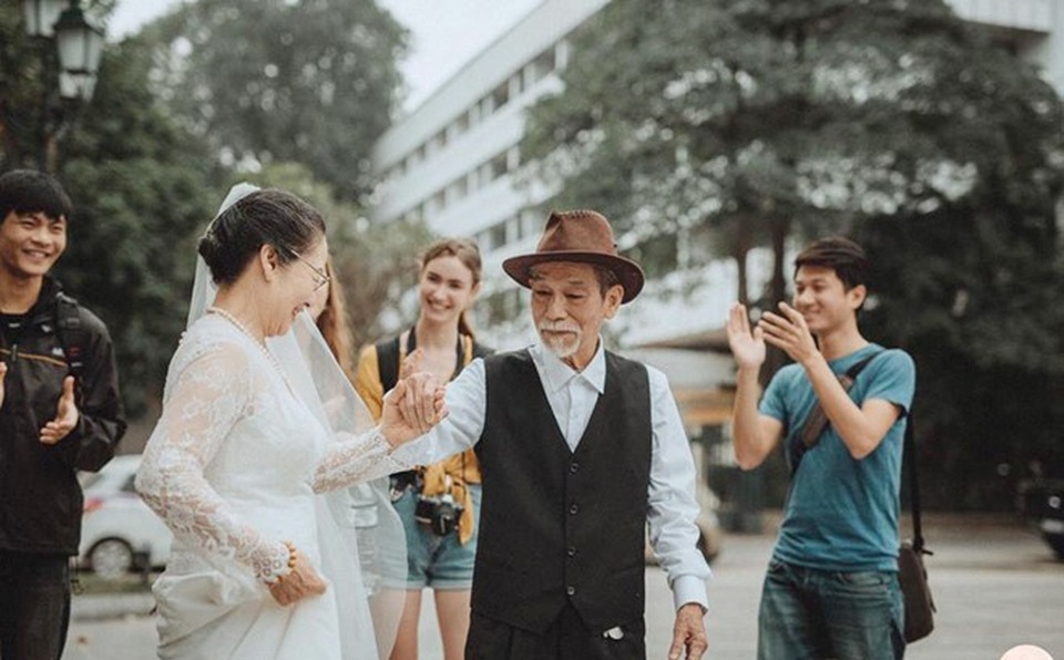 Bộ ảnh cưới gây sốt của vợ chồng nghệ sĩ U80 Mai Ngọc Căn - 6 Hai nghệ sĩ đã không ngần ngại nhảy cùng nhau dưới sự cổ vũ của rất nhiều bạn trẻ.