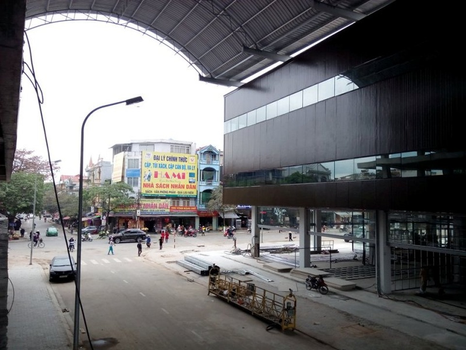 Chợ Bầu đang "hồi sinh", sau 1 năm bị "bà hoả" ghé thăm... - 5 Đỉnh chợ khá lớn được thi công mái vòm, phía bên dưới là đường Nguyễn Văn Trỗi nối dài