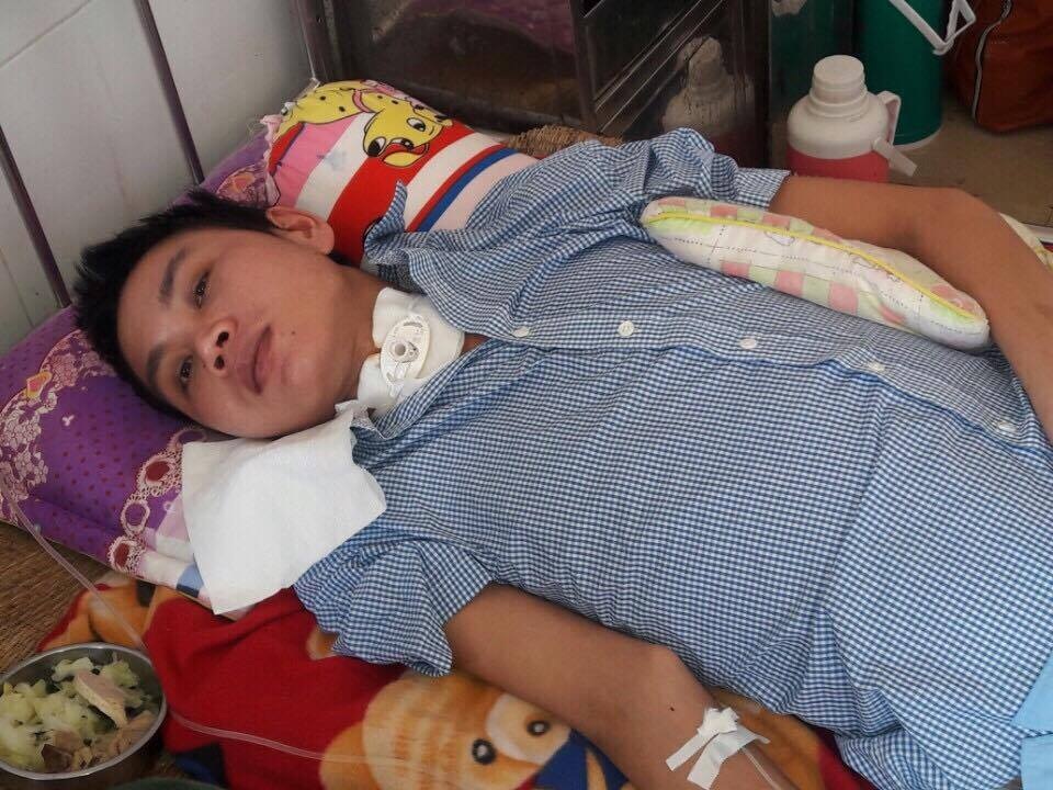 Thương xót chàng thanh niên bị tai nạn lao động nhiều lần phải bỏ viện về nhà - 1 Dù bệnh tình vẫn trong tình trạng nguy kịch nhưng nhiều lần Tình đã phải bỏ viện về nhà vì không có tiền chữa trị