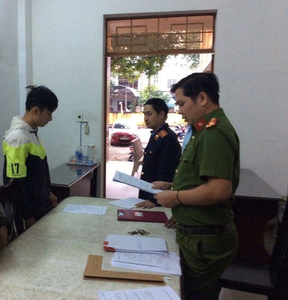 Khởi tố đối tượng nghi dùng dao cứa nhiều nhát vào người yêu cũ - 1 Công an đọc lệnh bắt Đặng Quang Tân