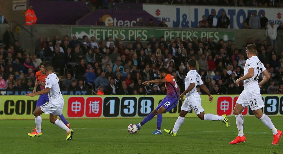 Nhìn lại chiến thắng của Man City trước Swansea - 7
Sau một hiệp đầu chơi không tốt, đầu hiệp hai Clichy dứt điểm gọn gàng như một tiền đạo để mở tỉ số trận đấu