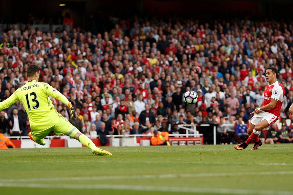 Nhìn lại chiến thắng đẹp của Arsenal trước Chelsea - 6
Với một cú bấm bóng, tiền đạo người Chile đã thành công trong việc đưa bóng vào lưới