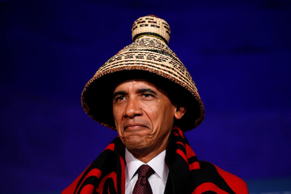 Những hình ảnh thế giới ấn tượng tuần qua - 7
Tổng thống Mỹ Barack Obama đội mũ đan của người dân tộc tại khi tham dự Hội nghị các bộ tộc thiểu số tại Nhà Trắng. (Ảnh: Reuters)