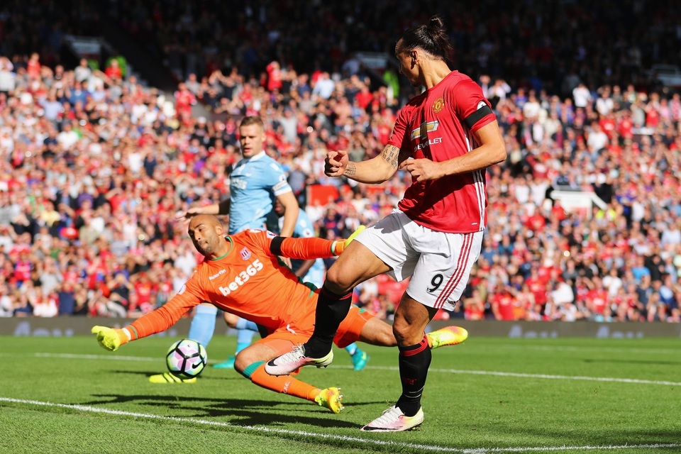 Nhìn lại trận hòa thất vọng của MU trước Stoke - 6
Ibra dứt điểm, nhưng không thắng được thủ thành Grant