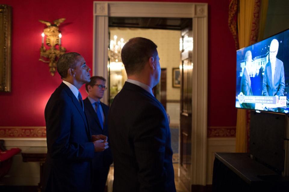 Những khoảnh khắc hậu trường "đắt giá" của Tổng thống Obama - 16
Ông Obama và các trợ lý xem truyền thông đưa tin về bài phát biểu của ông trước toàn quốc liên quan tới Syria tại Nhà Trắng tháng 9/2013.