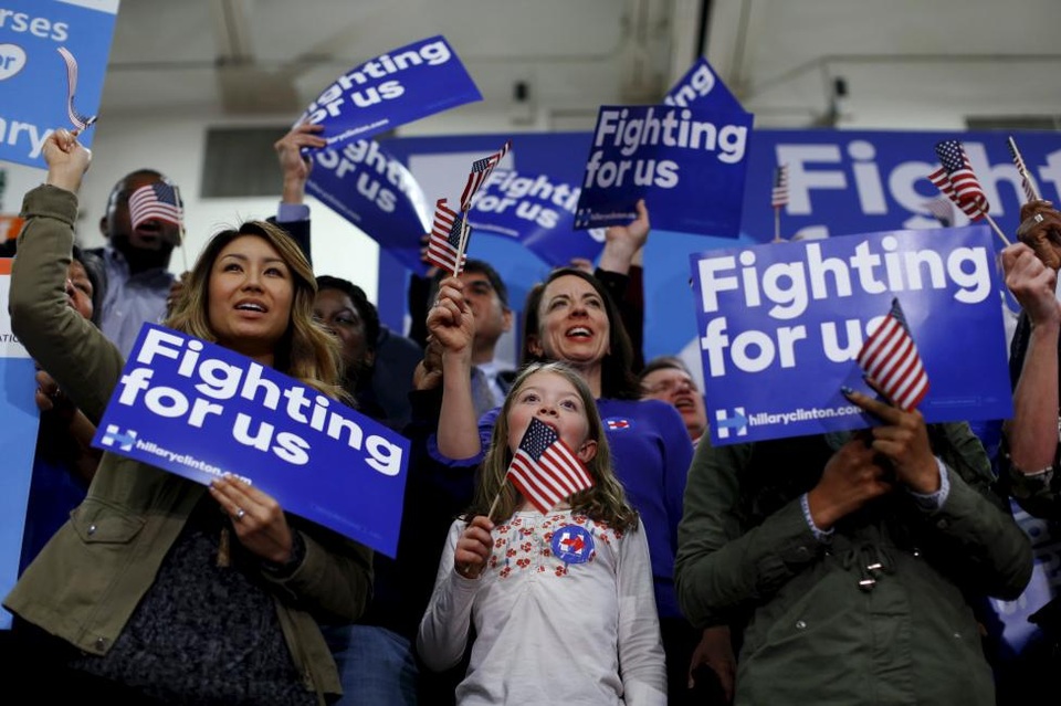 
Những người ủng hộ bà Clinton vẫy cờ và biển hiểu tại thành phố Seattle.
