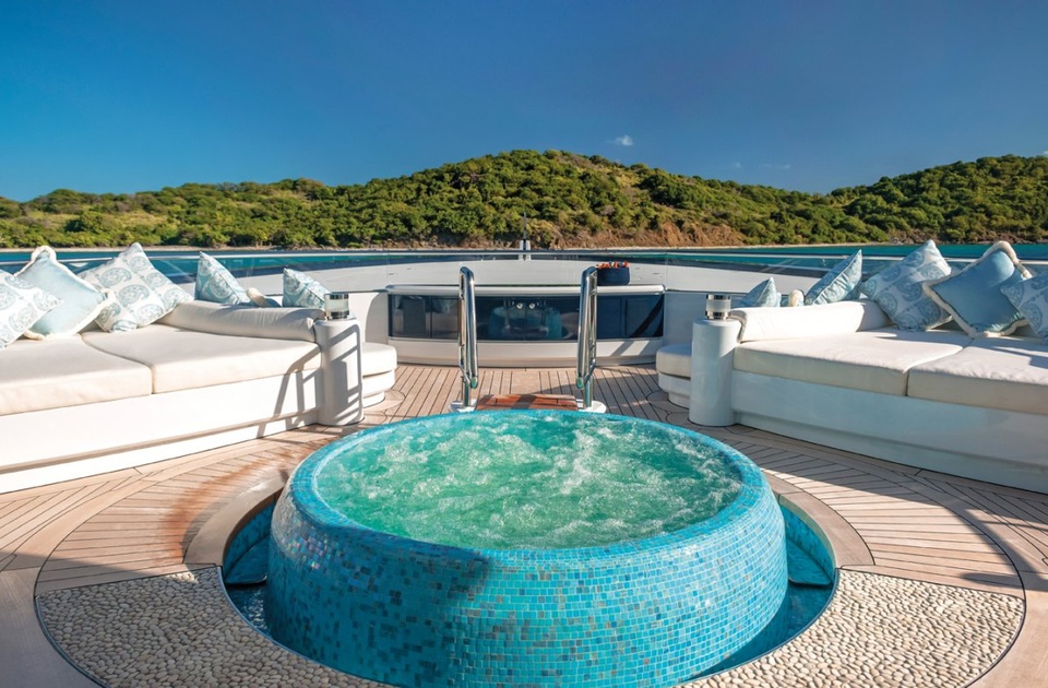 Tại sảnh giải trí ngoài trời còn có cả bể sục Jacuzzi.