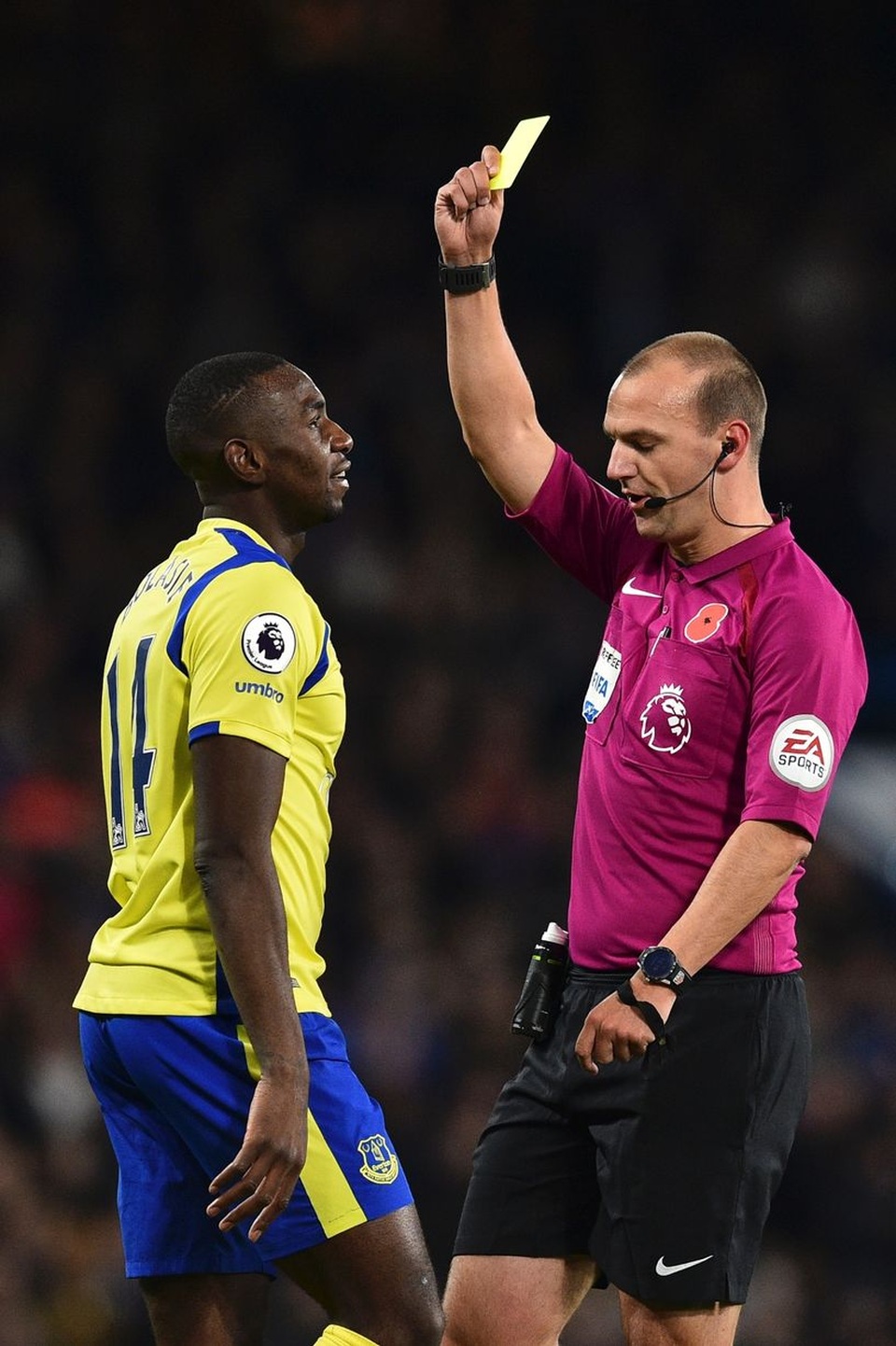 
Bolasie phải nhận thẻ vàng
