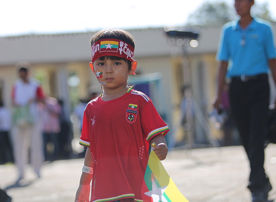 CĐV Myanmar ùn ùn kéo tới sân Thuwana tiếp lửa đội nhà - 16