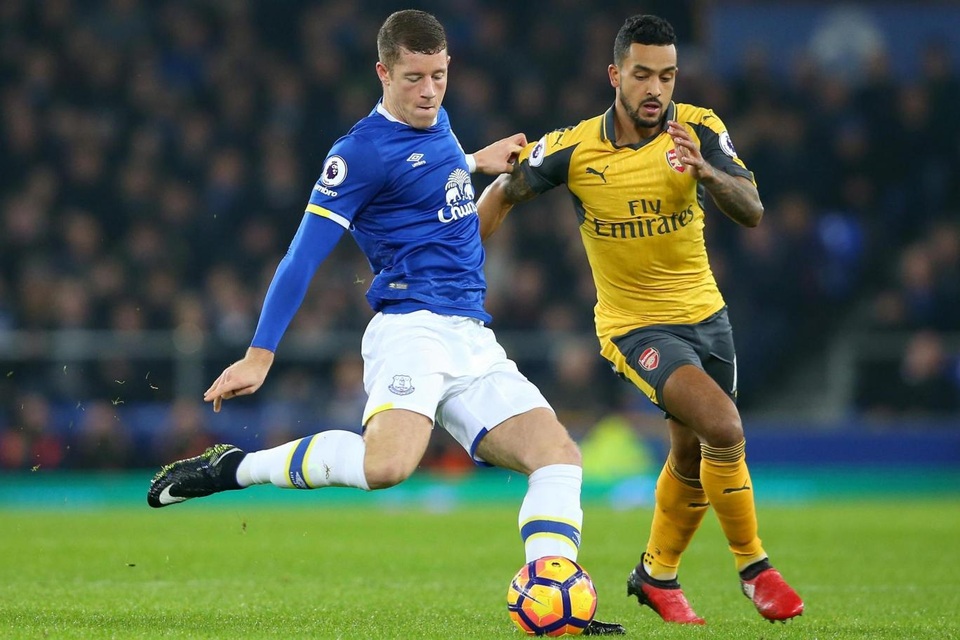 Nhìn lại thất bại cay đắng của Arsenal trên sân Everton - 5
Barkley (trái) ngăn chặn pha đi bóng của Walcott, cả hai đều là tuyển thủ Anh