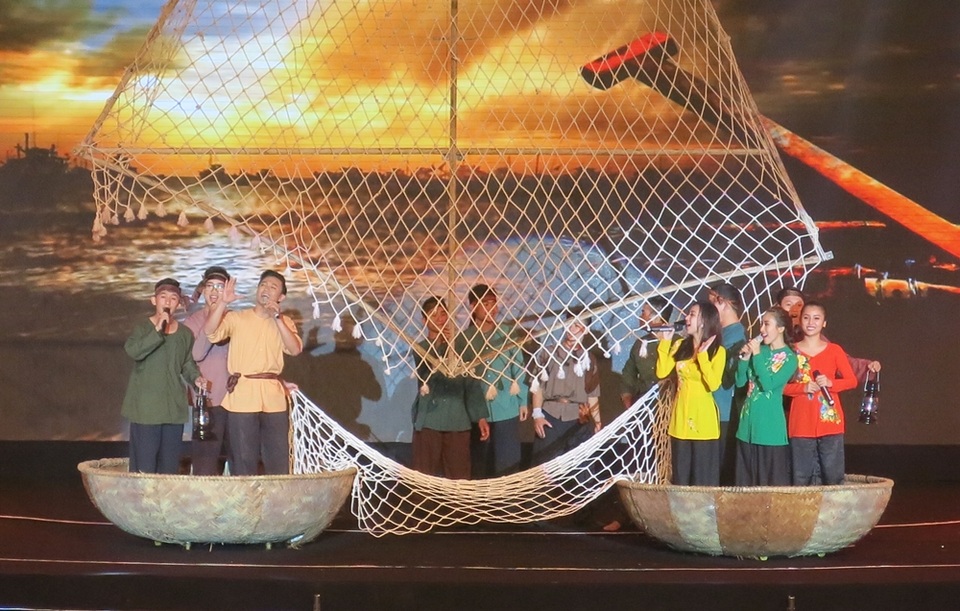 Quý Bình với màn trình diễn ca múa nhạc Tiếng dân chài