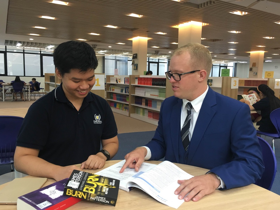 “8.0 IELTS trong 4 tháng không phải quá khó!” - 1 Phạm Long Vũ (trái) và thầy giáo tiếng Anh James tại thư viện trường Vinschool.