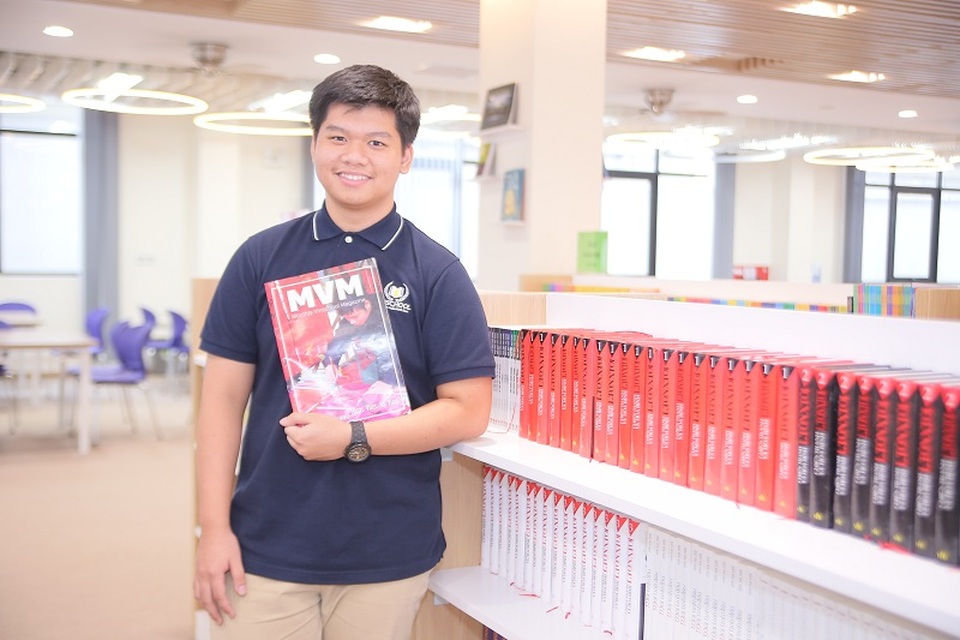 “8.0 IELTS trong 4 tháng không phải quá khó!” - 2 Quãng thời gian Vũ tham gia viết báo cho ấn phẩm MVM - Tạp chí song ngữ của học sinh Vinschool đã giúp Vũ nâng cao kỹ năng viết luận bằng tiếng Anh.
