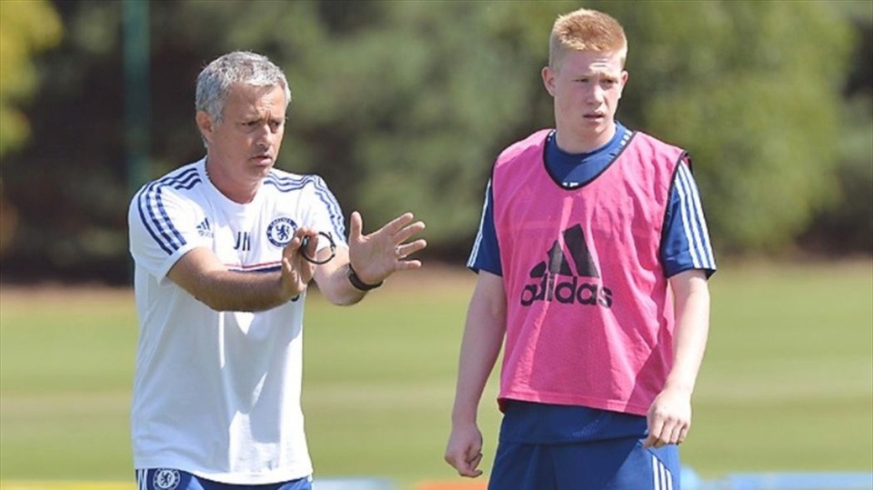 De Bruyne coi Mourinho là “kẻ dối trá” - 2
Mourinho (trái) và De Bruyne thời còn làm việc cùng nhau ở Chelsea