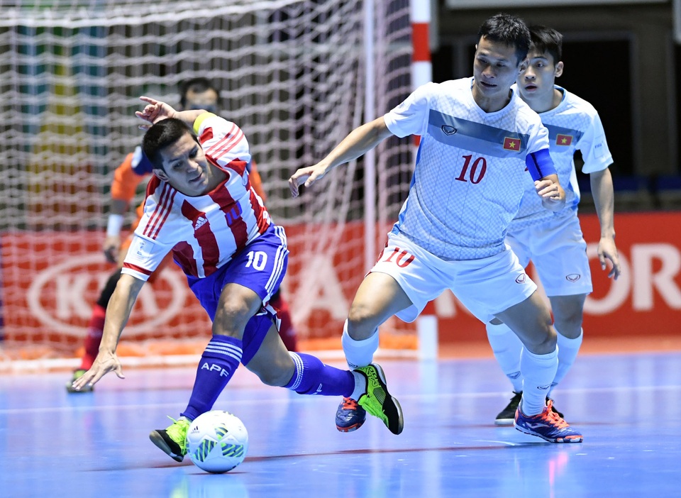 Việt Nam 1-7 Paraguay: Chênh lệch đẳng cấp - 1
Tuyển futsal Việt Nam có được bàn danh dự nhờ công của Văn Vũ