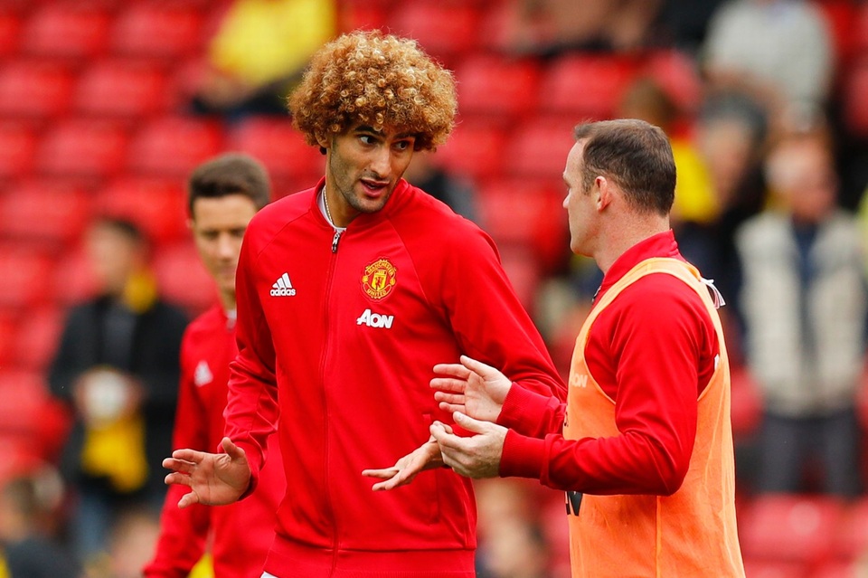 Nhìn lại trận thua mất mặt của MU trước Watford - 3
Fellaini nói chuyện với Rooney trong lúc khởi động trước trận đấu