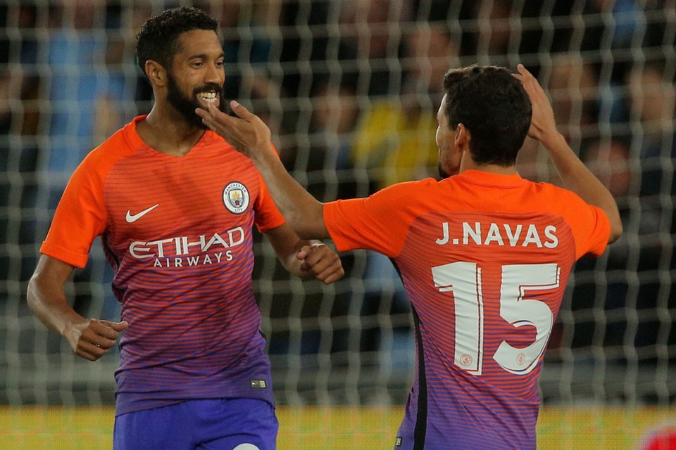 Nhìn lại chiến thắng của Man City trước Swansea - 9
Navas chia vui với Clichy