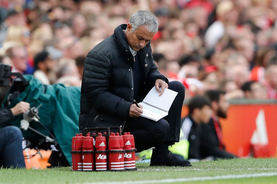 Nhìn lại trận hòa thất vọng của MU trước Stoke - 7
Mourinho liên tục ghi chép bên đường biên