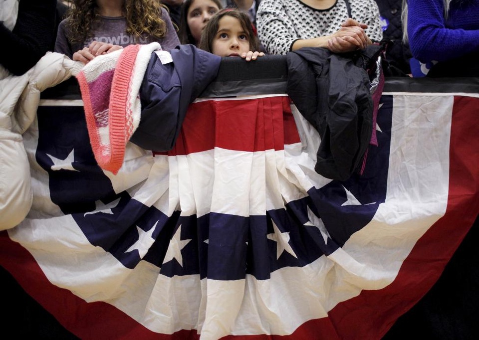 
Một bé gái đứng trong nhóm những người ủng hộ bà Clinton tại một cuộc vận động tranh cử ở Portsmouth, New Hampshire. 
