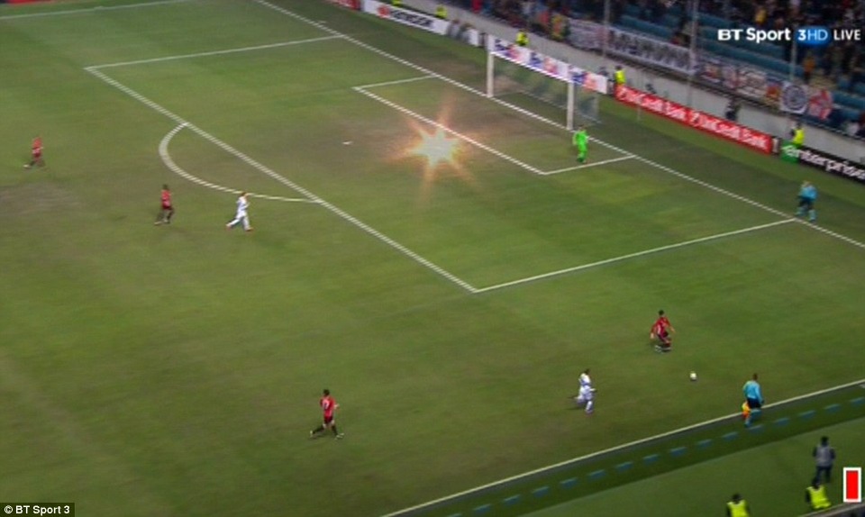 
Một quả pháo sáng được ném ngay gần thủ thành của MU
