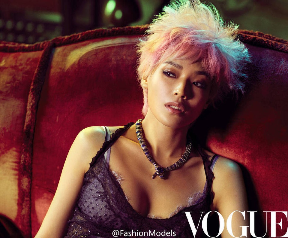 Thư Kỳ lạ lẫm và cá tính với tóc tém - 4
Thư Kỳ cho biết, may mắn lớn nhất của cuộc đời cô chính là trải qua nhiều cuộc tình thất bại, gặp nhiều khổ đau nhưng vẫn tìm thấy người thích hợp và yêu thương mình nhất. Sau khi kết hôn, Thư Kỳ vẫn sẽ làm việc trong làng giải trí bình thường.