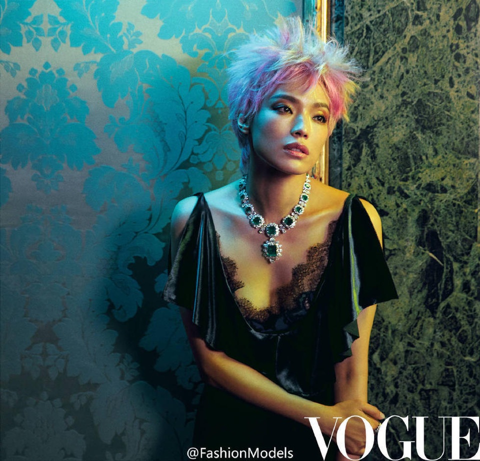 Thư Kỳ lạ lẫm và cá tính với tóc tém - 3
Tháng 8 vừa rồi, cô kết hôn với người bạn thân 20 năm - Phùng Đức Luân. Anh chính là người đã ở bên cô, động viên cô trong những lần gặp khó khăn trong cuộc sống. Tình yêu của họ được vun đắp bởi sự thấu hiểu, đồng điệu và cảm thông.