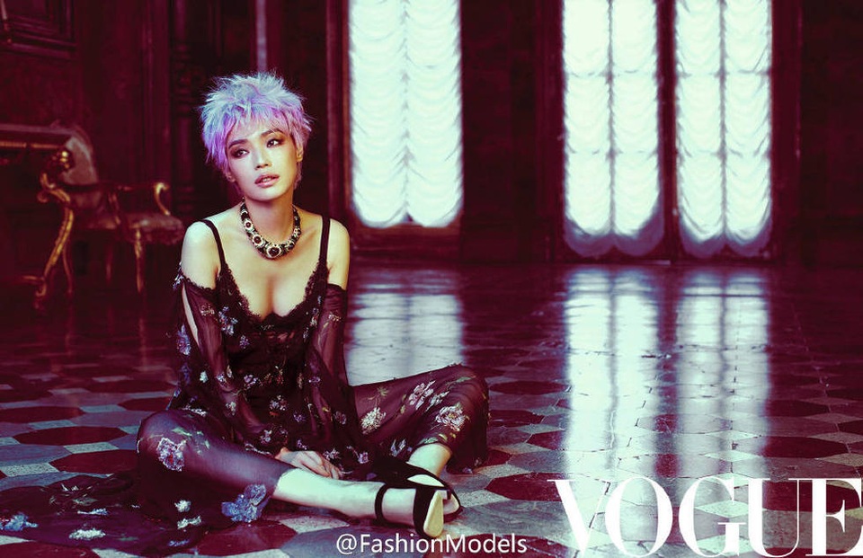 Thư Kỳ lạ lẫm và cá tính với tóc tém - 2
Nữ diễn viên xinh đẹp của màn ảnh Hoa ngữ mang đến một hình ảnh khá ấn tượng và cá tính với mái tóc tém. Dù đã bước qua tuổi 40 nhưng Thư Kỳ vẫn trẻ trung nhờ thái độ sống lạc quan, yêu đời.