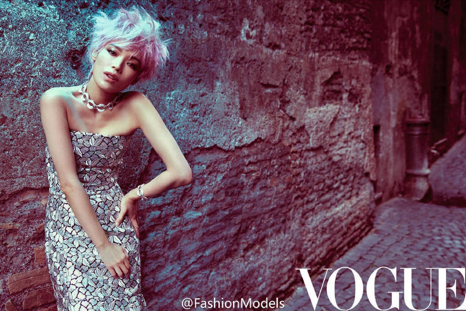 Thư Kỳ lạ lẫm và cá tính với tóc tém - 1
Nữ diễn viên mới kết hôn Thư Kỳ trở thành gương mặt trang bìa của tạp chí Vogue, số tháng 11/2016. Bộ ảnh này được cô thực hiện trước khi làm đám cưới với bạn thân Phùng Đức Luân vào tháng 8 vừa rồi.