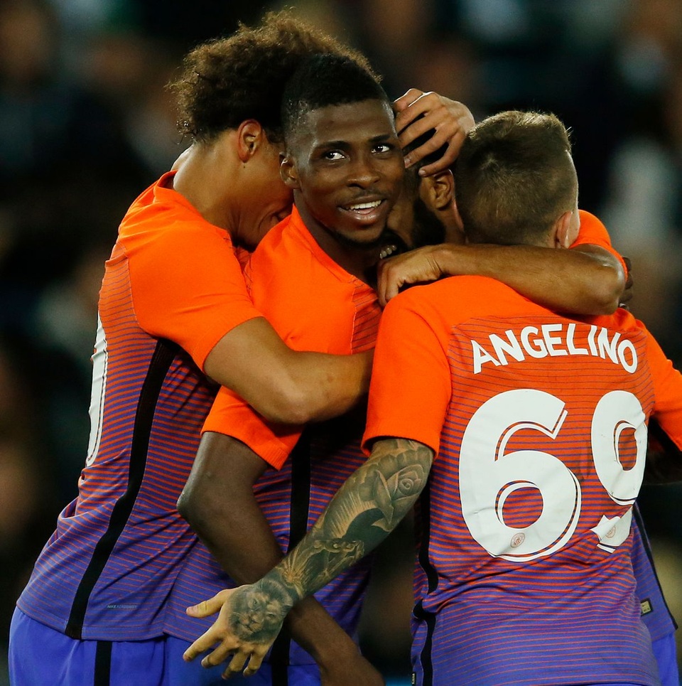 Nhìn lại chiến thắng của Man City trước Swansea - 10
Các đồng đội chia vui cùng Clichy