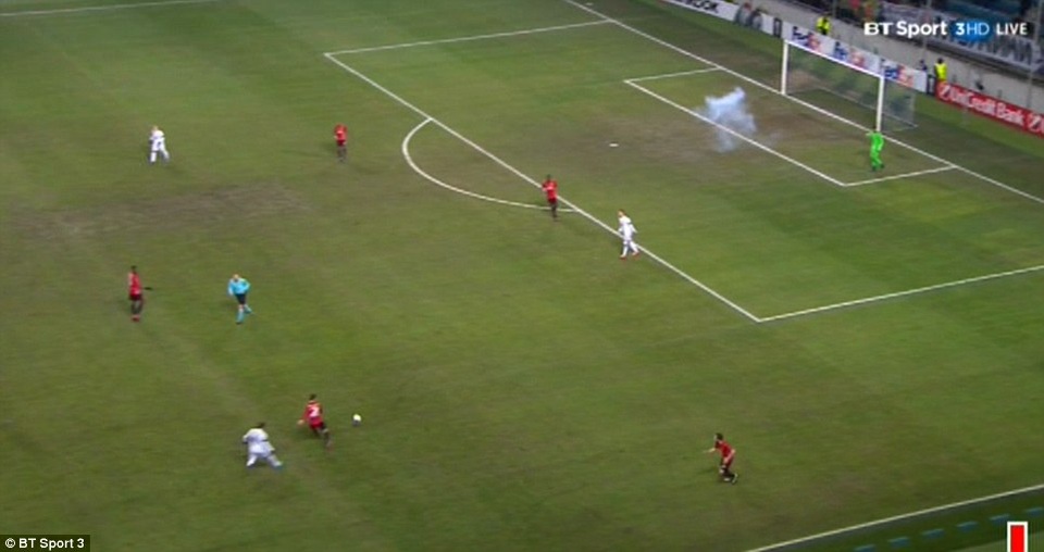 
Trọng tài đã buộc phải dừng trận đấu khi quả pháo sáng xì khói
