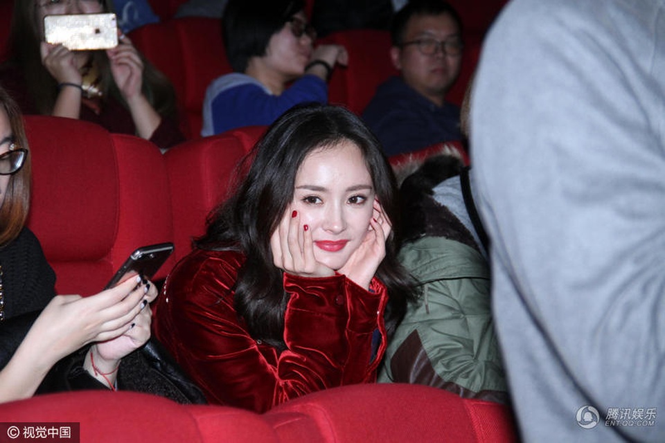 
Dương Mịch vui vẻ và thoải mái trong sự kiện ngày 31/10 khi cô đang là tâm điểm của truyền thông về chuyện ly hôn Lưu Khải Uy mấy ngày qua.
