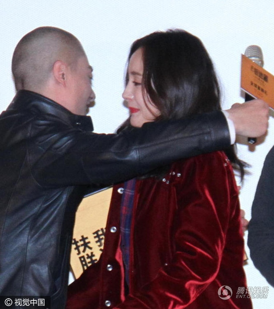 
Hai ngôi sao nổi tiếng dường như đang cố gắng động viên nhau vượt qua sóng gió tin đồn.
